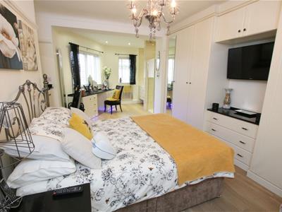 PRINCIPAL BEDROOM 1 (EN-SUITE)
